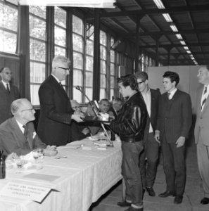Uitreiking zilveren troffels (twee leerlingen St. Jozefschool , twee leerlingen , Bestanddeelnr 914-1021