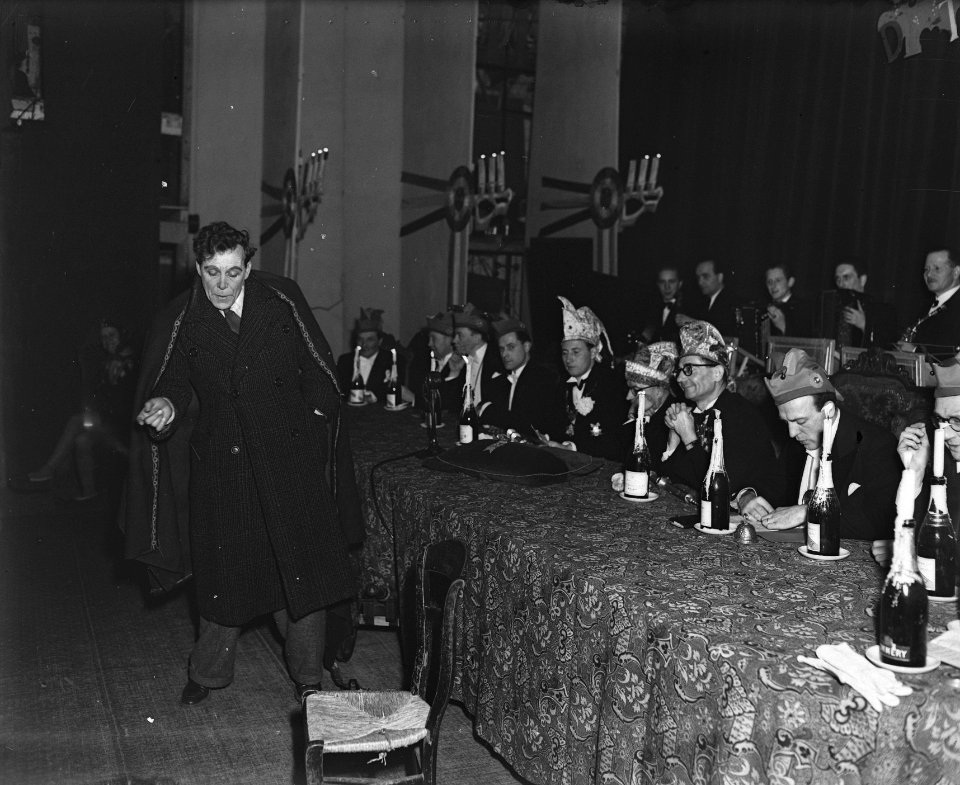Uitroeping van Prins Carnaval 1948 te Maastricht. Nar voor tafel van Raad van El, Bestanddeelnr 902-5491