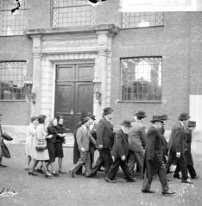 Uitvaart Claude Berkeley , de kist met daarachter de familie bij Portugees-Israe, Bestanddeelnr 918-2518