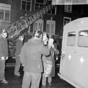 Uitslaande brand in de Spuistraat te Amsterdam, de heer De Ruiter voor onderzoek, Bestanddeelnr 917-2971