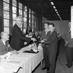 Uitreiking zilveren troffels (twee leerlingen St. Jozefschool , twee leerlingen , Bestanddeelnr 914-1024