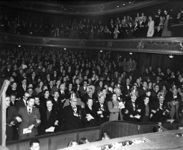 Uitroeping van Prins Carnaval 1948 in Stadsschouwburg te Maastricht. Volle zaal, Bestanddeelnr 902-5492