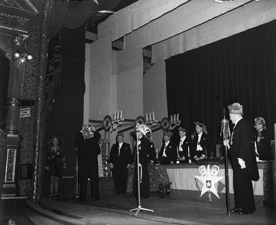 Uitroeping van Prins Carnaval 1948 te Maastricht. Voor de microfoon, Bestanddeelnr 902-5494