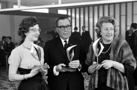 Uitreiking zilveren stuurwielen in het Apollohotel, de winnaars vlnr prof B, Bestanddeelnr 914-7414