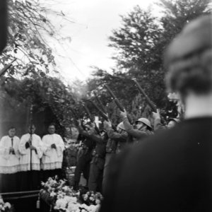 Uitvaart en herbegrafenis van Kees van Sambeek (alias Kees van Maas en Waal ), p, Bestanddeelnr 900-6677