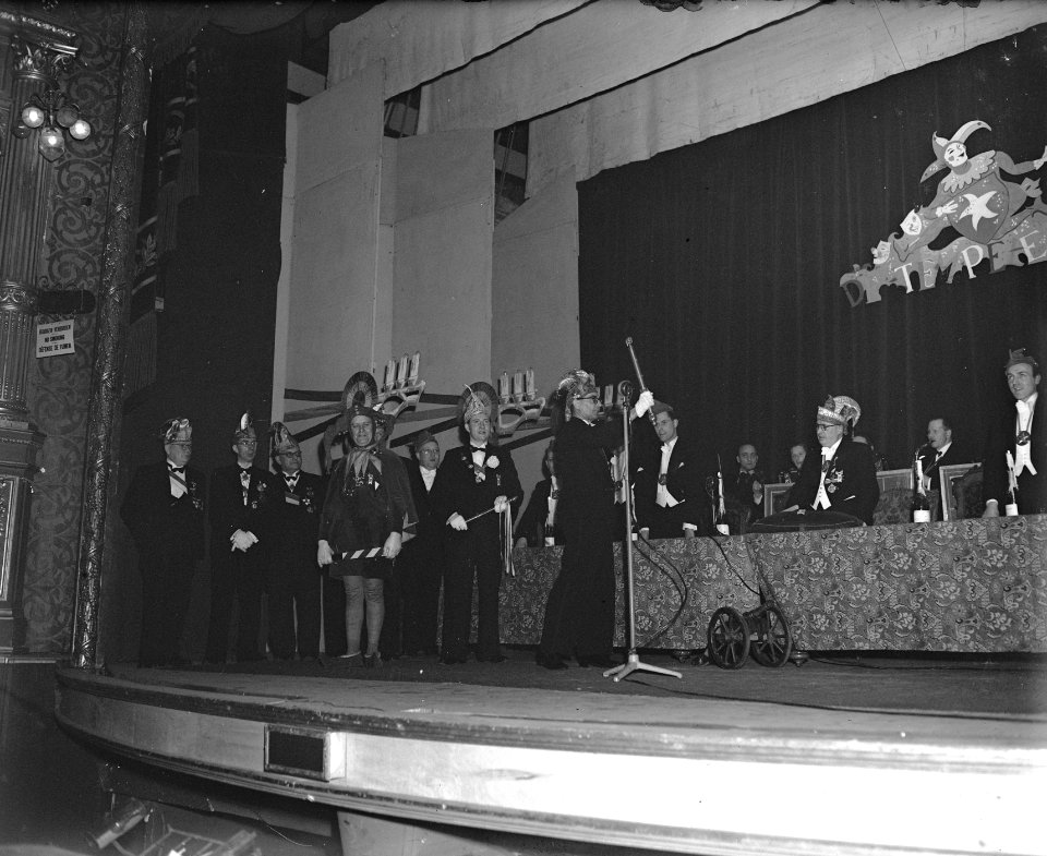 Uitroeping van Prins Carnaval 1948 te Maastricht. Raad van Elf wordt toegesproke, Bestanddeelnr 902-5493