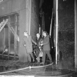 Uitslaande brand in de Spuistraat te Amsterdam, de heer De Ruiter voor onderzoek, Bestanddeelnr 917-2972