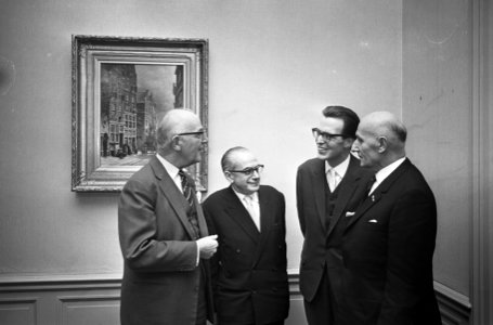 Uitreikingen M. Nijhoffprijs 1965 te Den Haag v.l.n.r burgemeester G. Kolfschote, Bestanddeelnr 917-3768