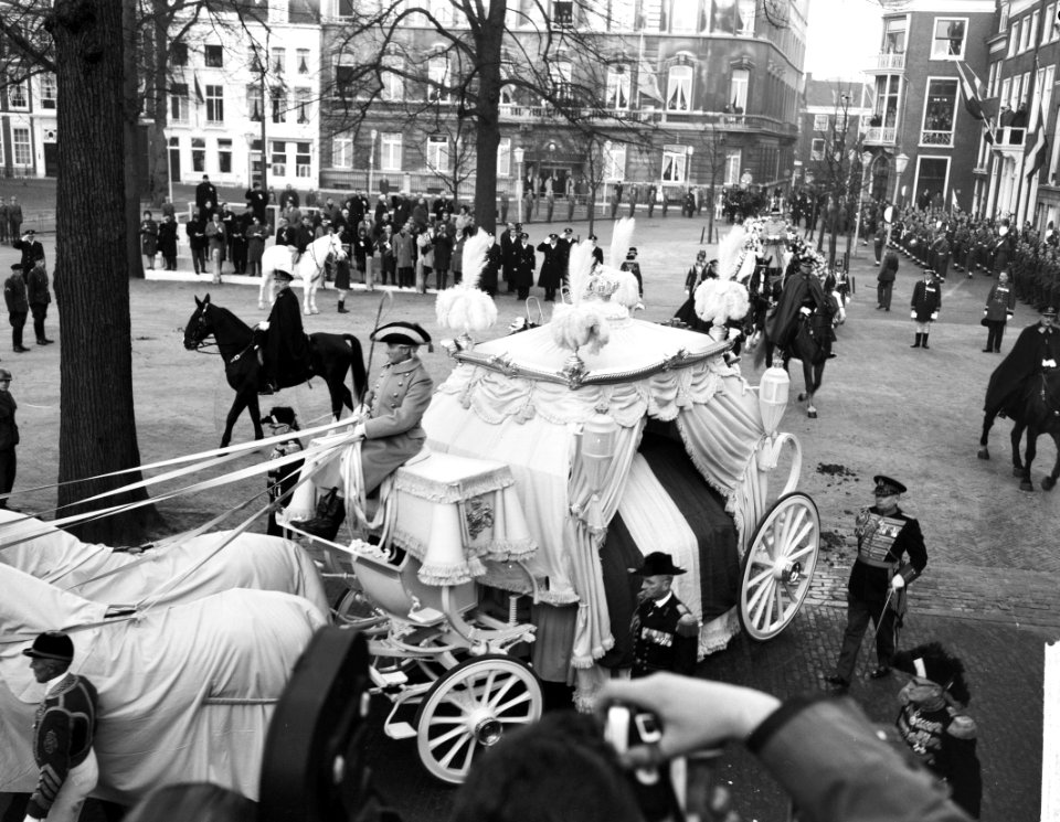 Uitvaart prinses Wilhelmina , de rouwkoets op weg door Den Haag, Bestanddeelnr 914-5858