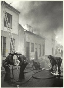 Uitslaande brand aan de Brouwersvaart hoek Gashuislaan. Brandweer bezig met bluswerkzaamheden. NL-HlmNHA 54025706