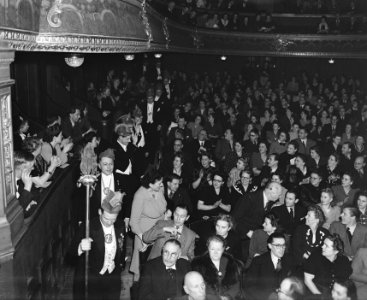 Uitroeping van Prins Carnaval 1948 te Maastricht. Raad in de zaal van de Stadssc, Bestanddeelnr 902-5490