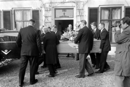 Uitvaart Eduard Verkade te Breukelen, het uitdragen van kist, Bestanddeelnr 912-1009