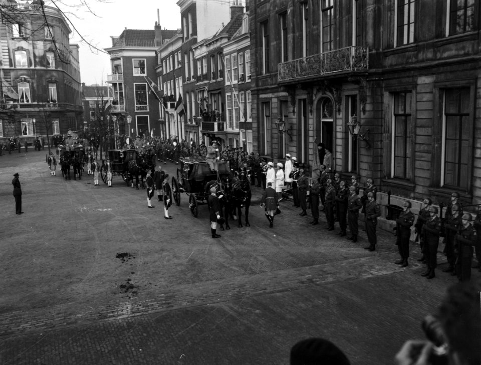 Uitvaart prinses Wilhelmina , de vier prinsessen stappen in de volgkoets, Bestanddeelnr 914-5849