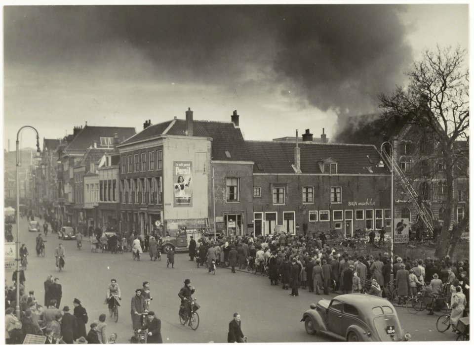 Uitslaande brand in de voedingsmiddelenfabriek van Gebe en Metz aan de Gasthuisvest 7. NL-HlmNHA 54010505