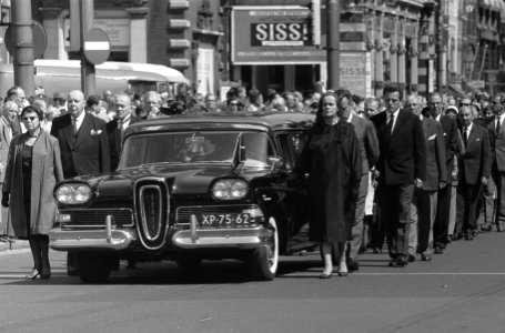 Uitvaart acteur Frans van Dijk. Links Marie Hamel, Albert van Dalsum en Paul Huf, Bestanddeelnr 911-4887