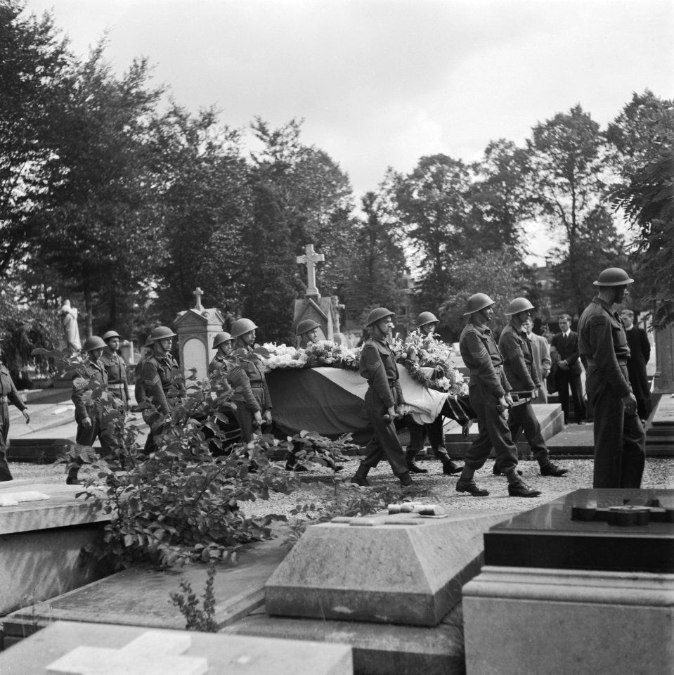 Uitvaart en herbegrafenis van Kees van Sambeek (alias Kees van Maas en Waal ), p, Bestanddeelnr 900-6680