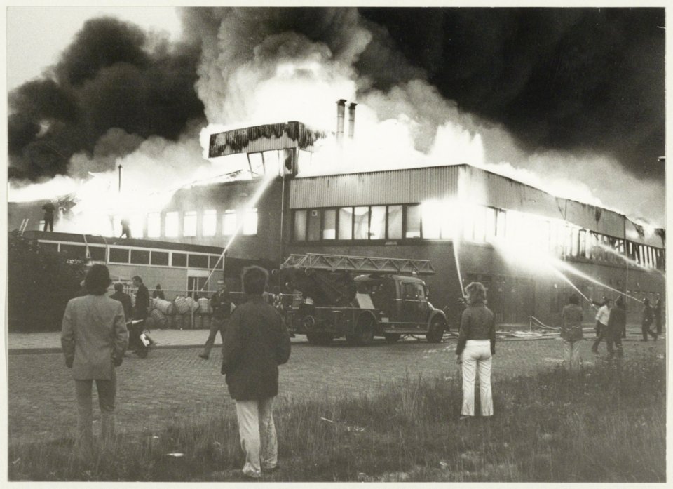 Uitslaande brand bij de grafische industrie Henkes-Holland aan de Oudeweg 147. NL-HlmNHA 54003058