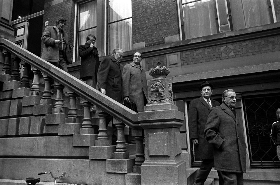 Uitspraak kort geding in Gerechtsgebouw in Haarlem, Brussel en Groeneveld verlat, Bestanddeelnr 926-2615