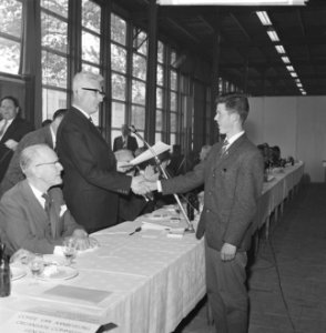 Uitreiking zilveren troffels (twee leerlingen St. Jozefschool , twee leerlingen , Bestanddeelnr 914-1022