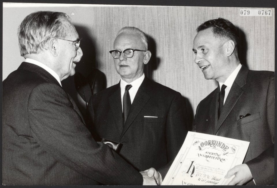 Uitreiking zilveren beeltenis-legpenning van het A.W. Groote Fonds in het Hilton, Bestanddeelnr 079-0767