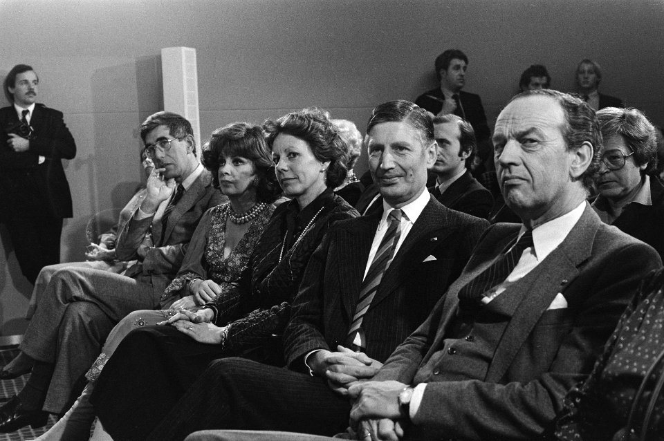 Uitreiking Zilveren Camera door Premier Van Agt op Schiphol aan ANP-fotograaf Pa, Bestanddeelnr 931-2197