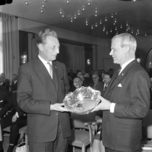Uitreiking Zilveren Broodmand aan de rector magnificus de Economische Hogeschool, Bestanddeelnr 916-1905