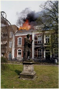 Uitslaande brand in het Stedelijk Gymnasium aan het Prinsenhof. NL-HlmNHA 54036983