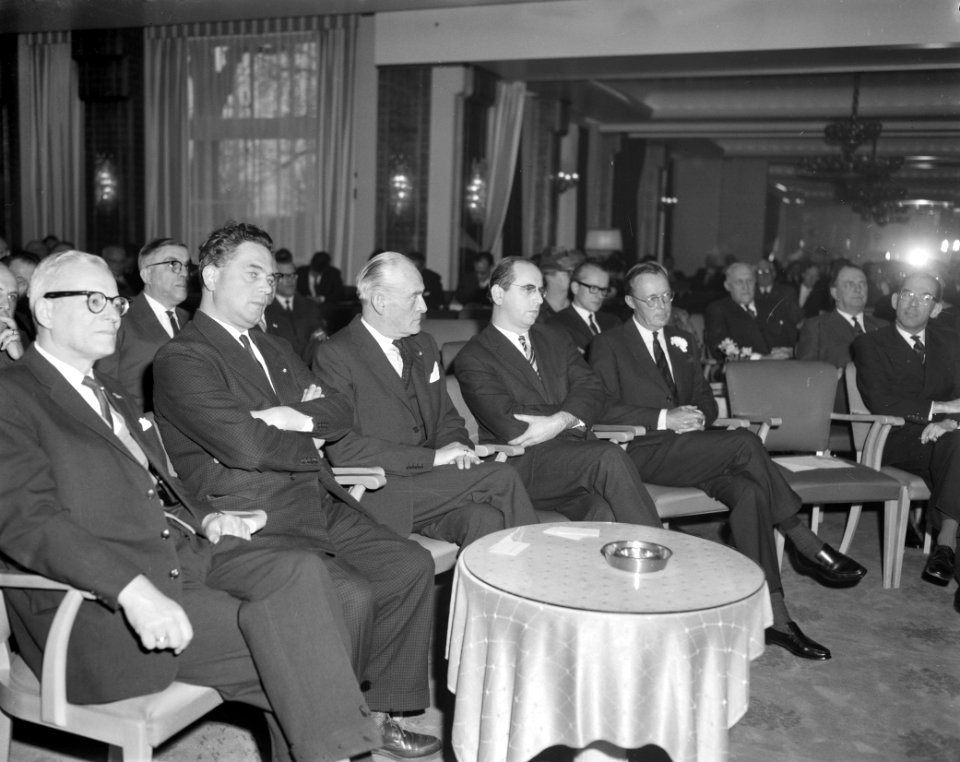 Uitreiking Zilveren Broodmand door D.J. de Koster (voorzitter Nederlandse Vereni, Bestanddeelnr 913-6968