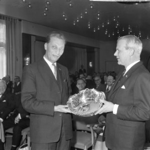 Uitreiking Zilveren Broodmand aan de rector magnificus de Economische Hogeschool, Bestanddeelnr 916-1906