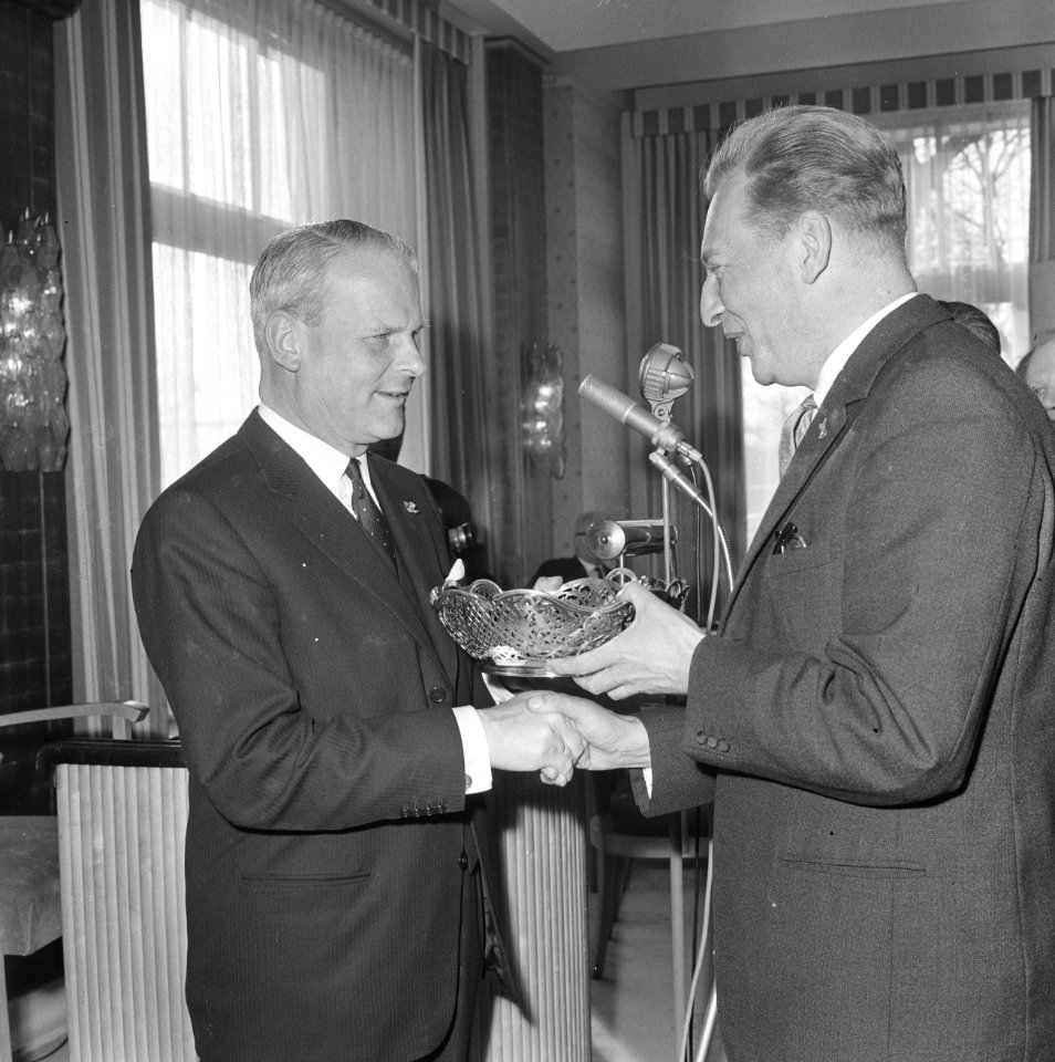 Uitreiking Zilveren Broodmand aan de rector magnificus de Economische Hogeschool, Bestanddeelnr 916-1907