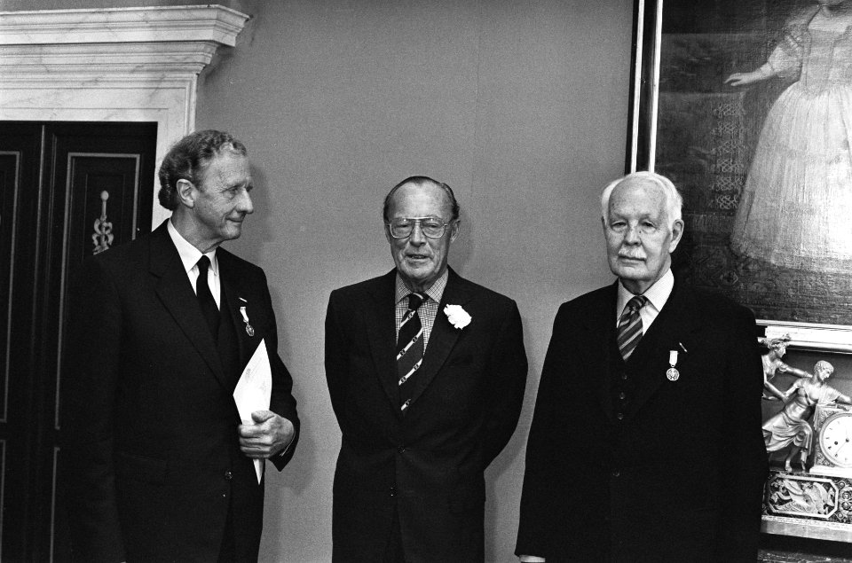 Uitreiking Zilveren Anjers v.l.n.r. A. Bokma , Prins Bernhard en M. Niemeijer, Bestanddeelnr 932-2209