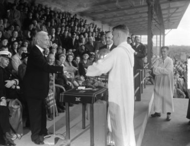 Uitreiking zilveren bal aan Krijgh BVV door Kees van Hasselt, Bestanddeelnr 904-1638