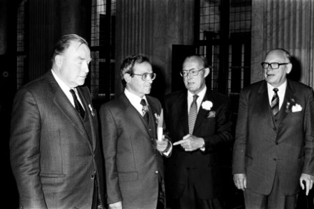 Uitreiking Zilveren Anjers door Prins Bernhard in Paleis op de Dam vlnr mr G, Bestanddeelnr 930-9005