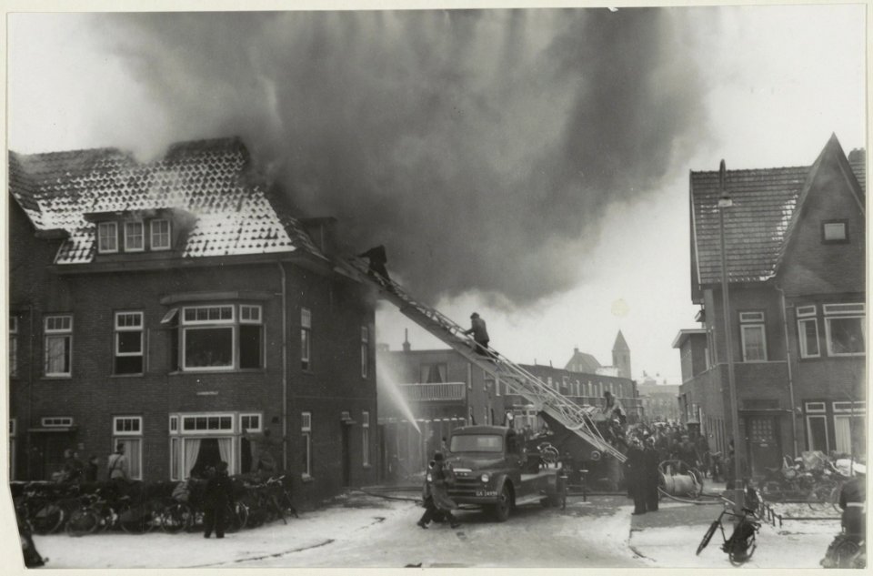 Uitslaande brand op de hoek van de Zaanenstraat en de Ternatestraat, ontstaan op de zolder van perceel Ternatestraat 84. NL-HlmNHA 54010549