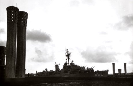 USS Allen M. Sumner (DD-692) visiting Velsen (NL) on 30 September 1957 (072-0855)