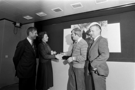 Uitreiking Zilveren Camera door Premier Van Agt op Schiphol aan ANP-fotograaf Pa, Bestanddeelnr 931-2196