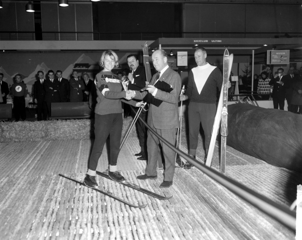 Uw wintervakantie tentoonstelling in RAI geopend, de heer Dony knipt het lint , Bestanddeelnr 917-0444