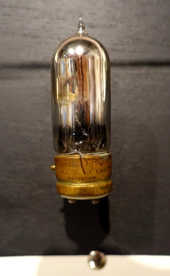 UV199 Receiving Tube, RCA - General Electric, c. 1922 - National Electronics Museum - DSC00114