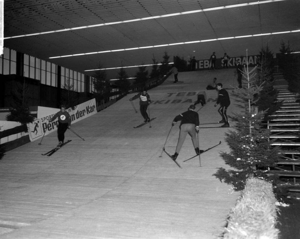 Uw wintervakantie tentoonstelling in RAI geopend, drukte op de skibaan, Bestanddeelnr 917-0441