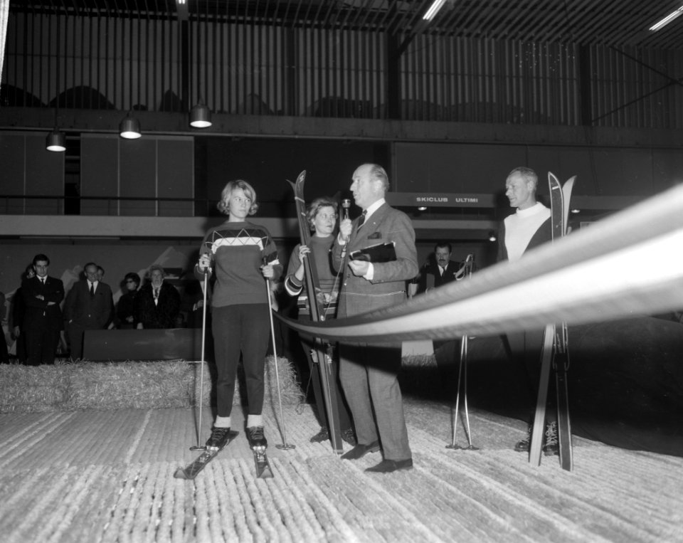 Uw wintervakantie tentoonstelling in RAI geopend, de heer Dony knipt het lint , Bestanddeelnr 917-0445