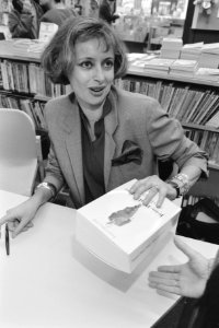 Utrecht, Franse schrijfster Annie Cohen Solal signeert haar biografie over Jean , Bestanddeelnr 934-1979