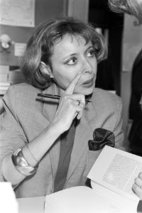 Utrecht, Franse schrijfster Annie Cohen Solal signeert haar biografie over Jean , Bestanddeelnr 934-1980