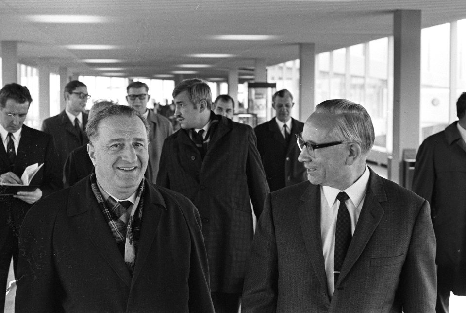 USSR vice-president Dzotsenidze arriveert op Schiphol op doorreis naar Chili li, Bestanddeelnr 923-9675