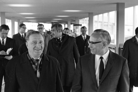 USSR vice-president Dzotsenidze arriveert op Schiphol op doorreis naar Chili li, Bestanddeelnr 923-9675