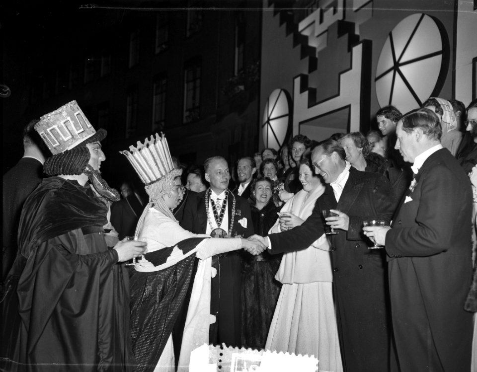 USC-lustrumspel. Met koningin Juliana , Prins Bernhard en Prinses Beatrix, Bestanddeelnr 907-8745