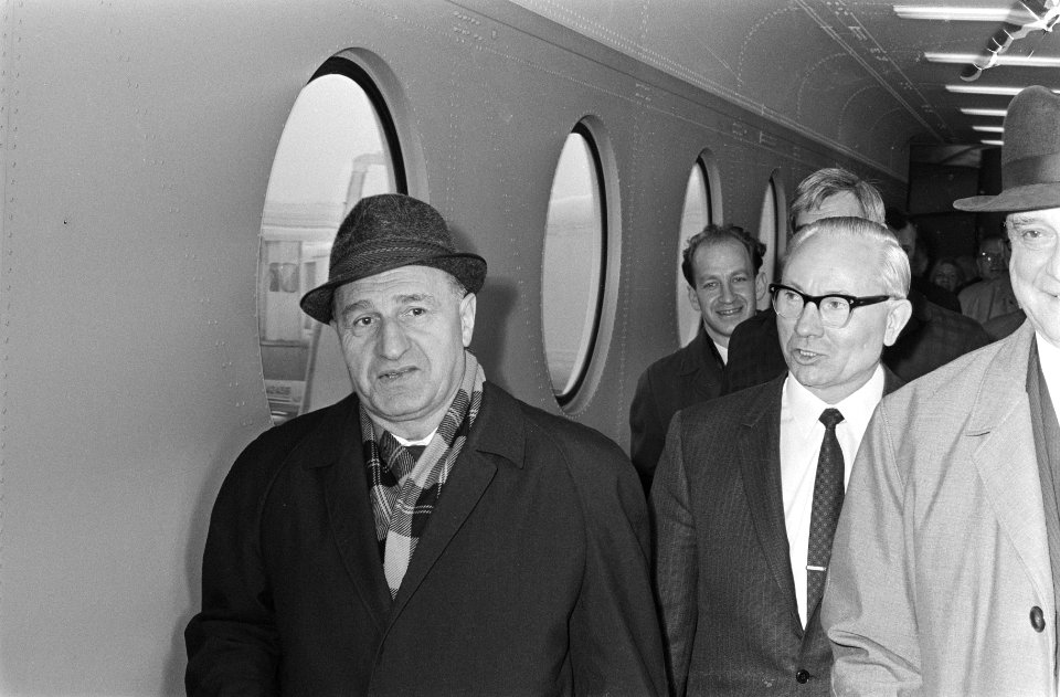 USSR vice-president Dzotsenidze arriveert op Schiphol op doorreis naar Chili li, Bestanddeelnr 923-9674