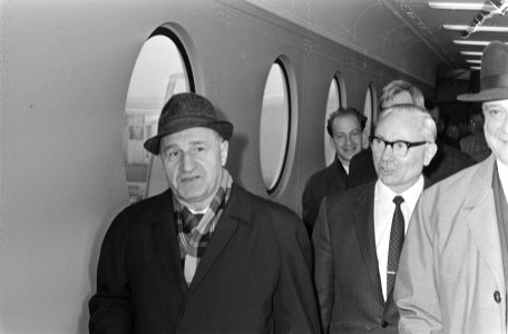 USSR vice-president Dzotsenidze arriveert op Schiphol op doorreis naar Chili li, Bestanddeelnr 923-9674