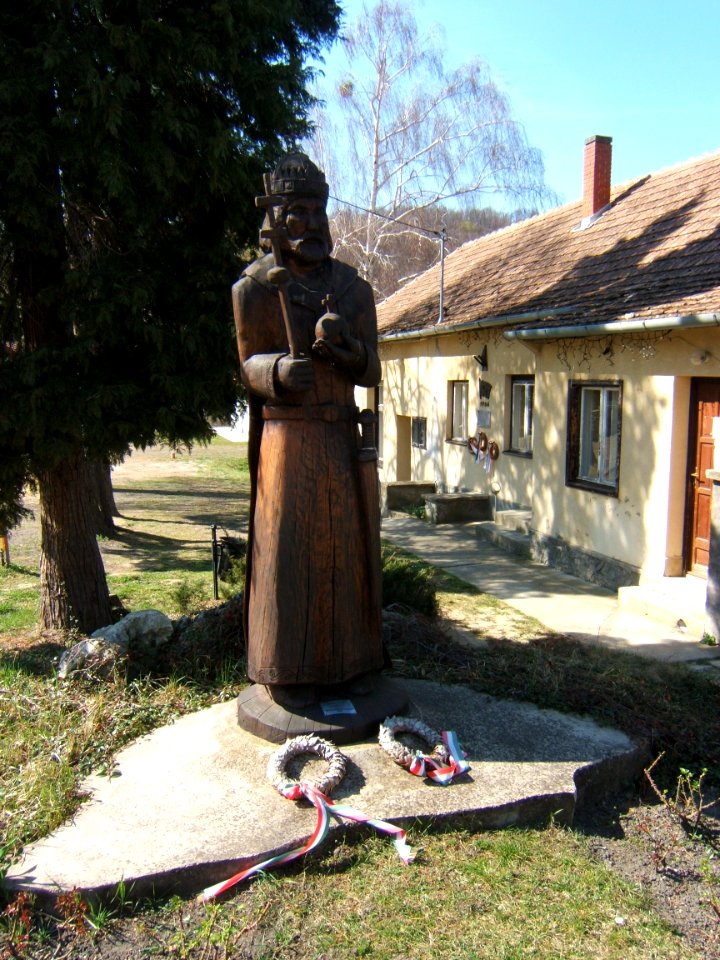 Vállus, Szent István-szobor
