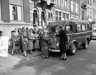 UVV Amsterdam mevrouw d'Ailly bij nieuwe bellenwagen, Bestanddeelnr 908-0108