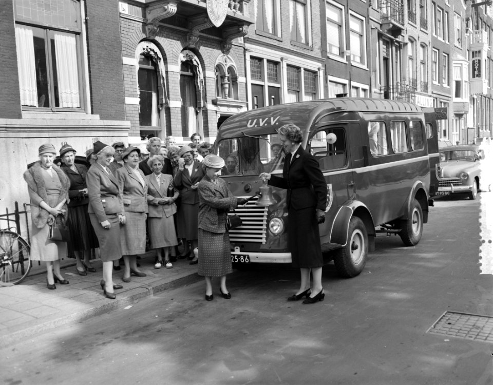 UVV Amsterdam mevrouw dAilly bij nieuwe bellenwagen, Bestanddeelnr 908-0111
